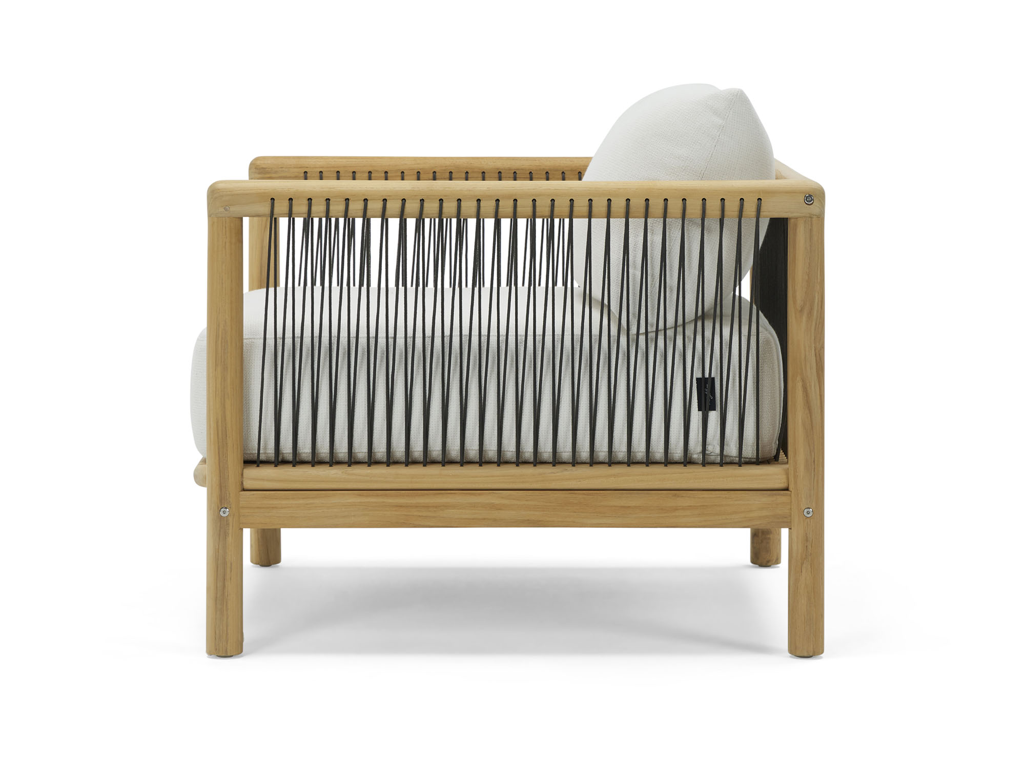 Vue latérale d'une chaise d'extérieur avec coussins blancs